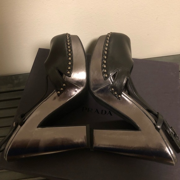 Prada Shoe - Picture 3 of 7
